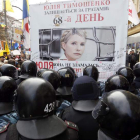 Seguidores de Timoshenko se enfrentan a la policía frente al juzgado de Kiev.