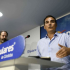 El portavoz del PP en el Parlamento de Andalucía, José Antonio Nieto, informa del brote. RAFA ALCAIDE