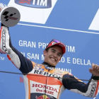 Marc Márquez celebra la victoria en el GP de San Marino.