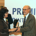 Yolanda Martín, vicepresidenta de la ONCE, entrega el premio a Víctor Izquierdo, director del INTECO