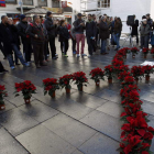 Lazo formado con flores de Pascua, con motivo del Día Mundial del Sida.