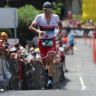 Javier Gómez Noya sufre en el segmento de maratón.
