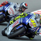 Valentino Rossi y Jorge Lorenzo volverán a compartir box en Yamaha la próxima temporada.