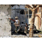 Rebeldes libios, durante combates en Sirte, el miércoles.
