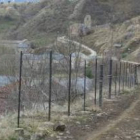Camino por el que discurrirá la nueva carretera que dará acceso a Asturias desde Pinos.