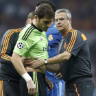 Casillas se retira lesionado en el partido ante el Galatasaray.