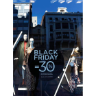 El comercio leonés se sumó el fin de semana de forma masiva a los descuentos del Black Friday. JESÚS