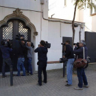 Periodistas ante la vivienda de Oleguer Pujol.