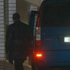 Imagen de la furgoneta en la que se trasladó doña Letizia a la clínica Ruber