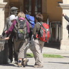 Turistas junto a la estatuta del barquillero, en la plaza del Ayuntamiento.