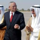 Colin Powell fue recibido por ministros saudíes a su llegada al aeropuerto de Kuwait