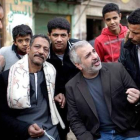 Anthony Shadid habla con residentes de El Cairo este mes de febrero.