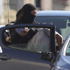 Agentes de la policía francesa trasladan a uno de los dos presuntos etarras detenidos.