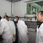 Un equipo de la OEAI examina el proceso de enriquecimiento de uranio en Irán.