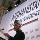 El presidente afgano, Karzai, en la cita de ayer en Londres.