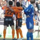 Aloisi y Bodipo celebran el segundo gol ante la mirada de Diego Rivas