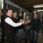 Los socios de Cerveza Cazurra, en las instalaciones que abrirán en primavera.