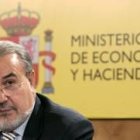 El vicepresidente económico del Gobierno, Pedro Solbes, ayer, durante la rueda de prensa