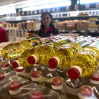 Botellas de aceite de girasol a la venta en un supermercado. EFE