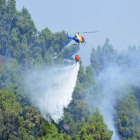 Las labores de extincion continuaron sin descanso ayer. M. CALERO