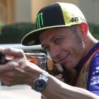 Valentino Rossi prueba hoy fortuna en el campo de tiro olímpico de Doha (Catar).