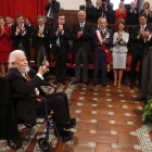 Felipe VI aplaude al mexicano Fernando del Paso tras entregarle del Premio Cervantes. JAVIER LIZÓN