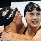 Ledecky recibe la felicitación de su compatriot Leah Smith tras ganar el 400 libre
