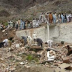 Voluntarios buscan víctimas entre los restos de una mezquita en Peshawar, después del ataque suicida