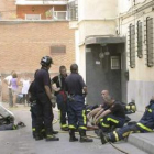 Agentes de bomberos descansan tras su intervención.
