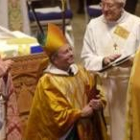 El obispo Robinson durante la ceremonia de su consagración de la Iglesia Episcopal