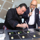 Manuel Valencia, del Hotel Conde Luna, emplata su creación culinaria con la que participó en el concurso que lleva por primera vez a la trucha a las tapas. RAMIRO