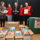 En el centro el presidente de Cruz Roja, con trabajadores de la entidad, y la edil de Cultura.