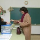 Una mujer vota por la mañana en la mesa electoral ubicada en el colegio Quevedo, en León