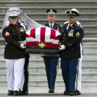 El féretro con los restos de John McCain sale del Capitolio hacia la catedral de Washington.