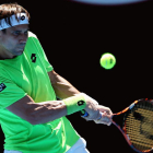 El español Ferrer devuelve una bola al galo Chardy.