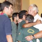 Antiguos y actuales miembros de la Guardia Civil se funden en un abrazo en el reencuentro en la Comandancia de la Guardia Civil.
