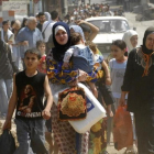 Refugiados palestinos en Líbano huyen de los combates en el 2007.