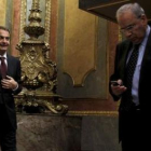 Zapatero, sonriendo tras el Pleno, junto a Guerra.