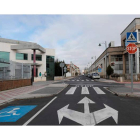 Calle Fraga Iribarne, arteria que atraviesa parte de Armunia y une con el barrio de La Vega. JESÚS F. SALVADORES
