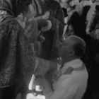 Franco recibe la comunión en Guzmán el 12 de julio de 1964. La Iglesia le dio a beber el vino sagrado en el Santo Grial