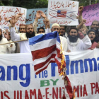 Queman una bandera de EE.UU. en una protesta por el vídeo contra Mahoma en Pakistán.