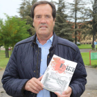 Agustín Molleda frente a San Cayetano.
