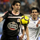 Valerón controla el balón en presencia del jugador del Real Zaragoza Ángel Lafita.