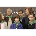 Mohamed Yunus y la Reina, con un grupo de niños en Valladolid en la Cumbre del Microcrédito.