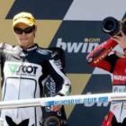 Aoyama y Bautista celebran en el podio con cava su primer y segundo puesto en 250
