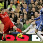 Fernando Torres lucha por el balón con Daniel Agger del Liverpool durante su debut con el Chelsea.