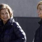 Los Príncipes de Asturias, sus hijas y la reina a la salida del hospital.