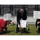 Familiares de republicanos asesinados durante la guerra civil protestan en un cementerio de Oviedo.