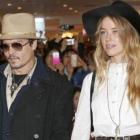Johnny Depp y su novia, Amber Heard, este jueves en Tokio, a donde el actor ha viajado desde Australia para promocionar su última película, 'Mortdecai'.