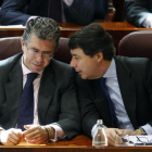 Ignacio González y Francisco Granados charlando en la Asamblea de la Comunidad en 2010.